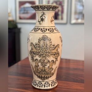 VINTAGE FRENCH ARMORIAL STYLE CHERUBS & HORSES VASE WI SCALLOPED EDGES 14.25"